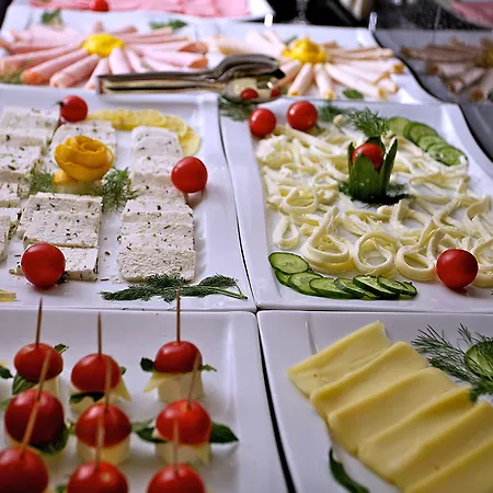 ホテル コーナー ラレリ 3*